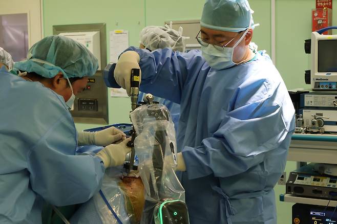 장원석 세브란스병원 신경외과 교수가 지난 22일 뇌 수술용 의료 로봇  ‘지니언트 크래니얼(Geniant Cranial)’로 뇌전증 환자 수술을 집도하고 있다./고영테크놀러지