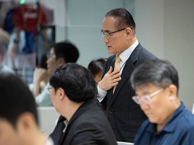 위성락 국가안보실장이 지난 9일 서울 용산 대통령실 청사에서 관세협상 및 방위비 관련 브리핑을 하기 위해 입장하고 있다./뉴스1