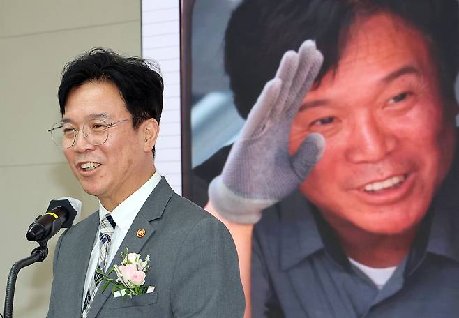 김영훈 고용노동부 장관이 24일 정부세종청사 고용노동부 대회의실에서 열린 취임식에서 직원들과의 대화 시간을 열어 직원들의 궁금증에 답하고 있다. /연합뉴스