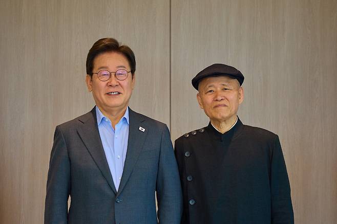 이재명 대통령이 24일 서울 용산 대통령실 청사에서 도올 김용옥 선생과 가진 오찬에서 기념촬영을 하고 있다. /대통령실 제공=뉴스1