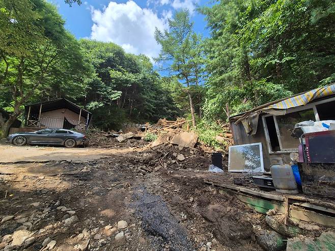 지난 23일 경기 가평군 조종면 마일1리 한 캠핑장이 처참한 모습이다. 지난 20일 이 캠핑장 뒷산에서 산사태가 발생하며 글램핑장에 묶고 있던 일가족 4명을 덮쳤다. /뉴스1