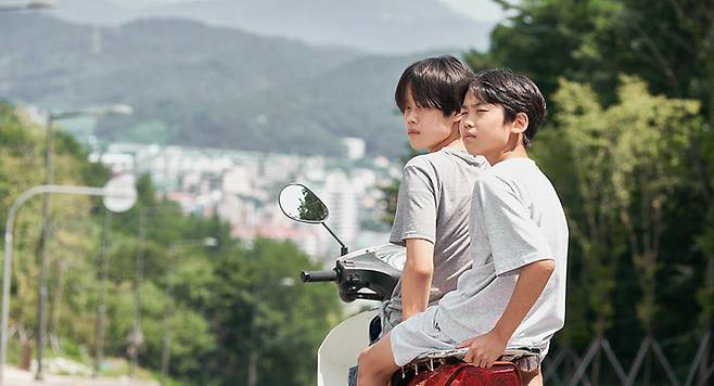 주인공 기준은 영문(최현진(좌)), 영준(최우록) 형제와 위험한 우정을 쌓아간다.