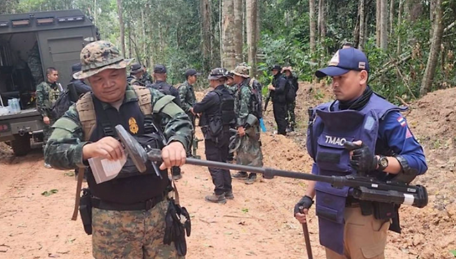 태국 병사들이 지난 20일 동부 우본라차타니주 근처에서 지뢰를 탐지하고 있다. ⓒAP/뉴시스