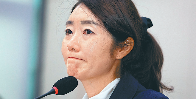 14일 국회 인사청문회에서 여성가족부 장관 후보자로 출석한 강선우 의원이 굳은 표정을 짓고 있다. 강 의원은 장관 후보자로 지명된 지 30일 만인 23일 “큰 채찍 감사히 받아들여 성찰하며 살아가겠다”며 자진 사퇴 의사를 밝혔다. 뉴스1