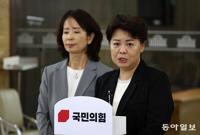 국민의힘 윤희숙 혁신위원장(오른쪽)이 23일 국회에서 열린 의원총회가 끝난 후 기자들 앞에서 발언하고 있다. 국민의힘은 이날 국회에서 의원총회를 열고 인적 쇄신 등 당 혁신안을 논의했지만 윤 위원장의 의총 불참에 문제를 제기하는 의원들과 공방이 이어지며 뚜렷한 결론은 내리지 못했다. 왼쪽은 최수진 의원. 장승윤 기자 tomato99@donga.com