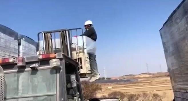 이주노동자 A 씨가 2월 26일 정오 전남 나주의 한 공장에서 화물에 결박당하고 지게차로 들어 올려지는 상황. 전남이주노동자인권네트워크 제공
