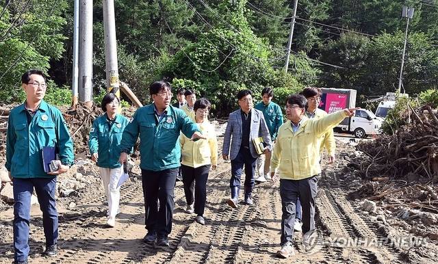 김광용 행정안전부 재난안전관리본부장(오른쪽)이 지난 23일 경기 가평군 호우 피해 현장을 살피고 있다. [연합뉴스]
