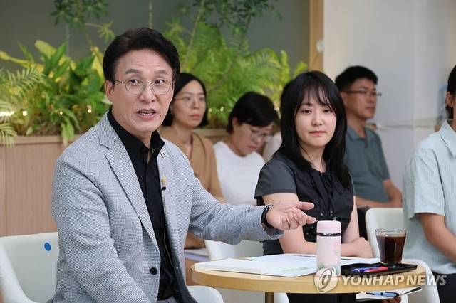 김민석 국무총리가 24일 서울 성동구 상상플래닛에서 열린 ‘미래대화 1·2·3’ 제1차 K-토론나라에 참석해 모두발언을 하고 있다. [연합뉴스]