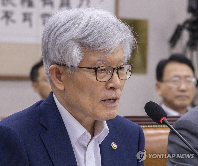 최동석 인사혁신처장이 지난 22일 국회에서 열린 국회 법제사법위원회 전체 회의에 출석해 의원 질의에 답하고 있다. [연합뉴스]