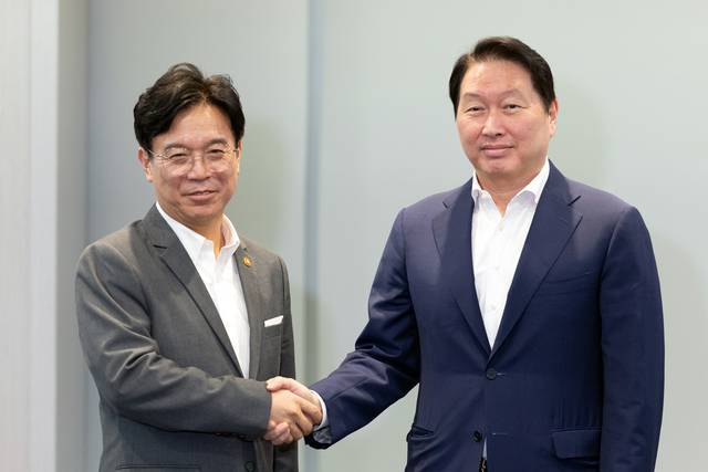 김영훈(왼쪽) 고용노동부 장관과 최태원 대한상공회의소 회장이 24일 서울 중구 대한상의에서 악수하고 있다. 박동욱기자 fufus@
