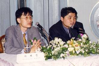 한게임과 네이버의 합병 발표 기자간담회 당시  이해진 네이버 창업자와 김범수 한게임 창업자