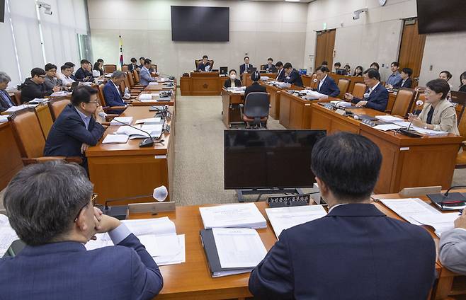 24일 국회에서 농림축산식품해양수산위원회 법안심사소위원회가 열리고 있다. 이날 농해수위 법안소위에서는 양곡관리법 일부개정법률안,농지법안,농수산물 유통 및 가격안정에 관한 법률 일부개정법률안 등을 심사할 예정이다. 연합뉴스