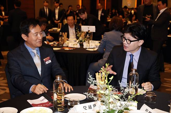 지난해 9월 4일 당시 한동훈 국민의힘 대표(오른쪽)와 오세훈 서울시장이 서울 여의도 콘래드호텔 그랜드볼룸에서 열린 '데일리안 창간 20주년 SUPER SHOW'에서 대화를 하고 있다. 사진=뉴스1