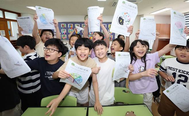 23일 서울 동작구 삼일초등학교에서 열린 여름 방학식에서 학생들이 여름방학 계획표를 들어보이며 기뻐하고 있다. 2025.7.23/뉴스1 ⓒ News1 박지혜 기자 /사진=뉴스1