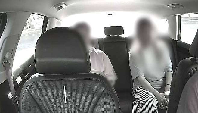 울산지역 택시 기사들을 상대로 사기 행각을 벌인 50대 어머니와 20대 아들이 경찰에 검거돼 검찰에 넘겨졌다. 이들은 난폭운전으로 인해 몸을 다쳤다며 택시 기사를 속여 돈을 뜯어낸 혐의를 받고 있다. 울산경찰청 제공