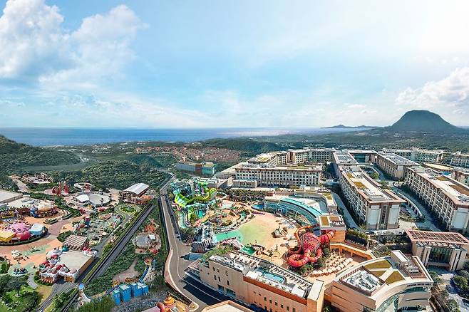 제주도 서귀포시 안덕면 중산간 지역에 자리를 잡은 제주신화월드. 오른쪽에 우뚝 솟은 산이 산방산이다.