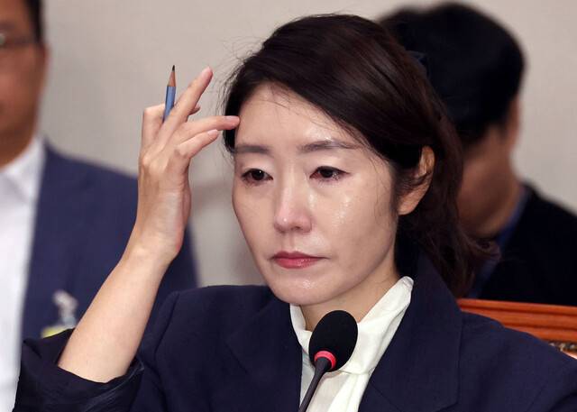 강선우 여성가족부 장관 후보자가 지난 14일 국회에서 열린 인사청문회에서 가족 얘기를 하다 감정을 추스르고 있다. 윤운식 선임기자 yws@hani.co.kr
