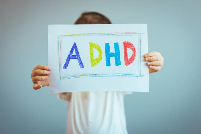 주의력 부족, 충동성, 과잉행동을 줄여주는 ADHD 치료제는 아이의 일상을 안정시키는 ‘도움의 도구’지만 부모의 마음에는 언제나 양가적인 감정을 남긴다. 이런 가운데 마약예방치유단체 ‘은구’의 남경필 대표가 방송에서 한 “ADHD약에 중독돼 결국 마약까지 가게 된다”는 잘못된 발언은 부모들 마음의 상처를 더 키웠다. 게티이미지뱅크
