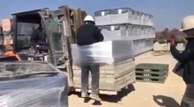 전남 나주 한 벽돌 공장에서 한국인 노동자들이 스리랑카인 노동자를 지게차 화물에 묶고 끌고다니는 모습. 이주노동자네트워크 제공