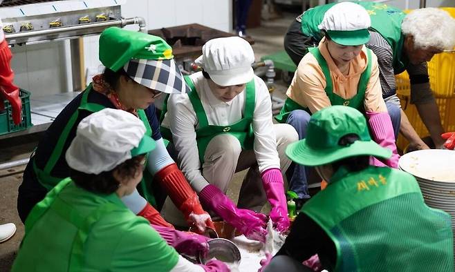 김혜경 여사(뒷줄 왼쪽 2번째)가 24일 경기 가평군 수해 현장을 찾아 백둔리 마을회관에서 설거지 봉사활동을 하고 있다. 대통령실 제공