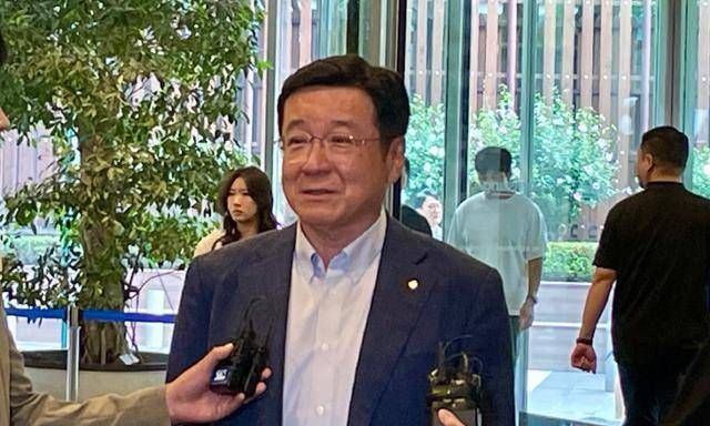 이찬희 삼성 준법감시위원회(준감위) 위원장이 23일 서울 서초구 삼성생명 서초사옥에서 열린 3기 준감위 정례회의에 참석하며 취재진 질문에 답하고 있다. 연합뉴스