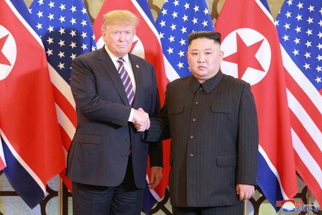 2019년 베트남 하노이에서 열린 북미 정상회담 당시 악수하는 김정은(오른쪽) 북한 국무위원장과 도널드 트럼프 미국 대통령. 사진은 북한 대외용 매체 조선중앙통신이 당시 보도한 것이다. 평양=조선중앙통신 연합뉴스