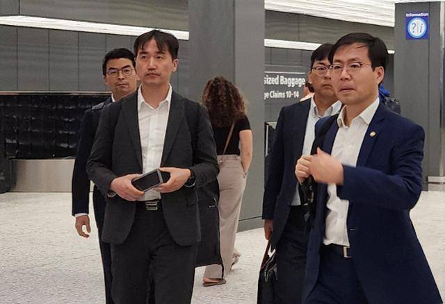 여한구(오른쪽) 산업통상자원부 통상교섭본부장이 도널드 트럼프 미국 행정부와 막판 통상 및 관세 협상을 위해 22일 미국 워싱턴 인근 덜레스 국제공항에 도착하고 있다. 워싱턴=연합뉴스