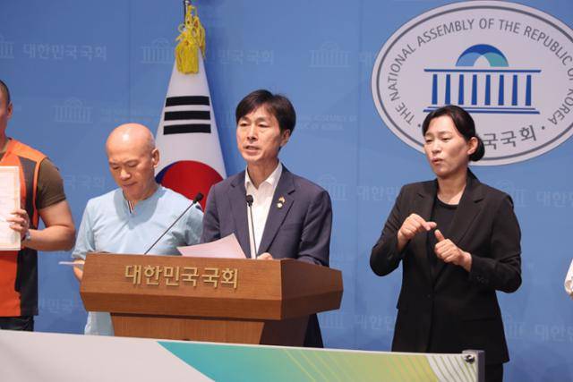 한창민(가운데) 사회민주당 의원이 24일 서울 영등포구 국회 소통관에서 간접고용 노동자들과 함께 간접고용 노동자 고용승계 의무화법 발의 기자회견을 하고 있다. 국회 수어 통역사(오른쪽)도 간접고용 노동자이다. 한창민 의원실 제공