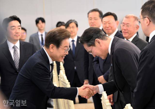 이재명 대통령이 지난달 13일 서울 용산 대통령실에서 열린 6경제단체와 기업인 간담회에서 이재용 삼성전자 회장과 악수를 나누고 있다. 왕태석 선임기자