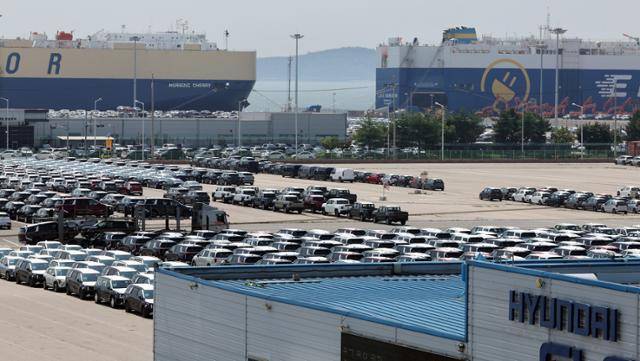 24일 경기 평택항 부근에 수출용 차들이 세워져 있다. 평택=연합뉴스