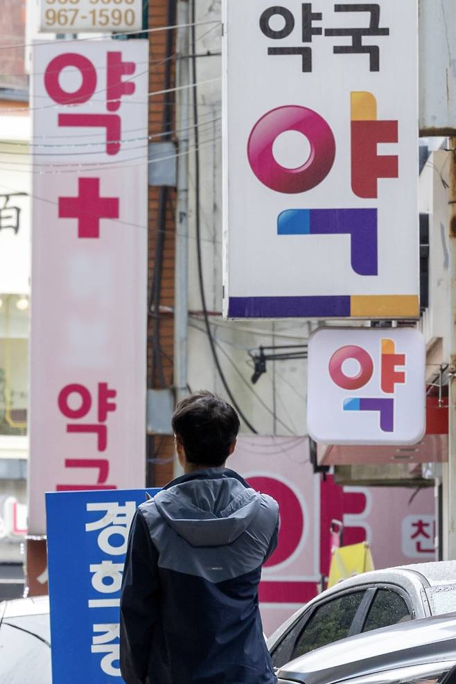 <yonhap photo-4050="">서울의 한 종합병원앞의 약국가 모습. 연합뉴스</yonhap>