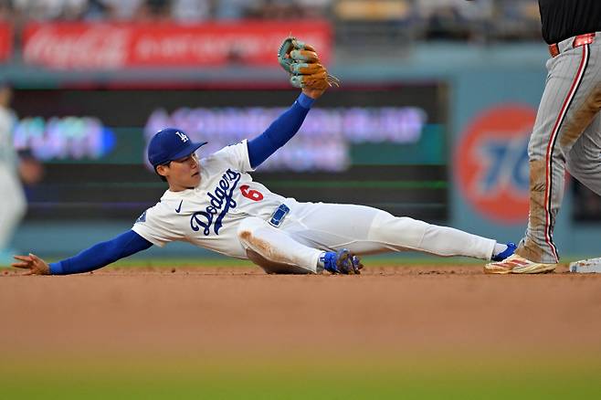 <yonhap photo-2618=""> Jul 22, 2025; Los Angeles, California, USA; Los Angeles Dodgers second base Hyeseong Kim (6) stretches for a ball against the Minnesota Twins in the first inning at Dodger Stadium. Mandatory Credit: Jayne Kamin-Oncea-Imagn Images/2025-07-23 11:49:48/ <저작권자 ⓒ 1980-2025 ㈜연합뉴스. 무단 전재 재배포 금지, AI 학습 및 활용 금지></yonhap>