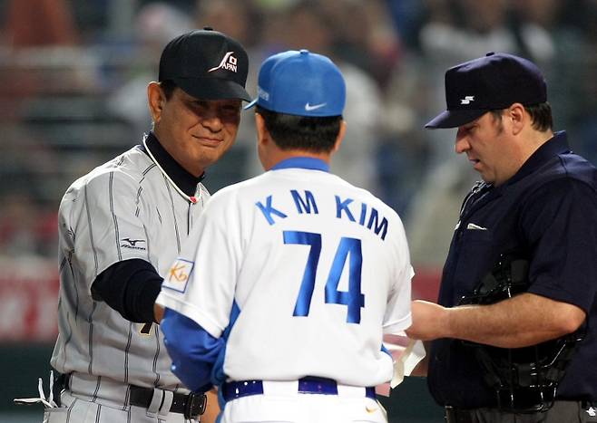 2008년 베이징올림픽에 앞선 예선전에서 앞서 일본 감독과 라인업 카드를 교환하는 김경문 당시 대표팀 감독.&nbsp; 타이중=김민규 기자