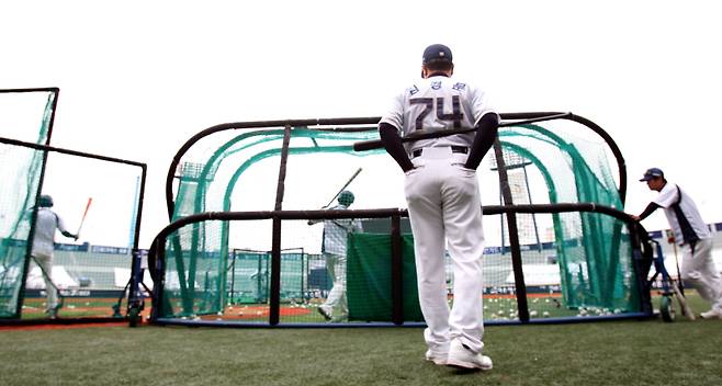 2012년 6월 고양 원더스와의 평가전에 앞서 선수들의 훈련을 지켜보는 김경문 당시 NC 감독. IS 포토