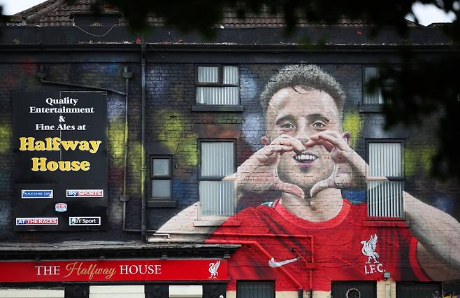 <yonhap photo-3961=""> epa12240435 A mural honouring the late soccer player Diogo Jota on the side of the Halfway House pub in Liverpool, Britain, 16 July 2025. The mural was painted by artist John Culshaw in memory of the former Liverpool striker, who died in a car accident in Spain together with his brother Andre Silva on 03 July. EPA/ADAM VAUGHAN/2025-07-16 18:32:44/ <저작권자 ⓒ 1980-2025 ㈜연합뉴스. 무단 전재 재배포 금지, AI 학습 및 활용 금지></yonhap>