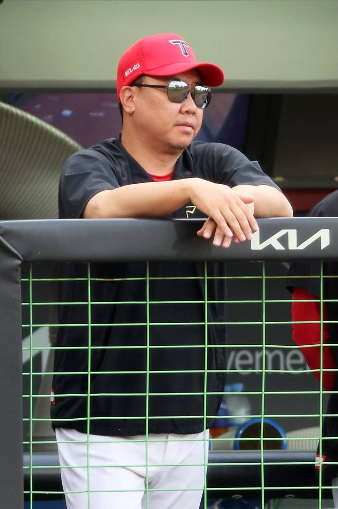 <yonhap photo-4172="">(광주=연합뉴스) 조남수 기자 = 23일 광주기아챔피언스필드에서 열린 프로야구 LG 트윈스와 KIA 타이거즈의 경기. KIA 이범호 감독이 3회초 수비를 지켜보고 있다. 2025.7.23 iso64@yna.co.kr/2025-07-23 19:12:02/ <저작권자 ⓒ 1980-2025 ㈜연합뉴스. 무단 전재 재배포 금지, AI 학습 및 활용 금지></yonhap>