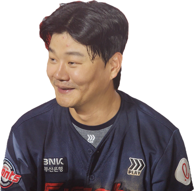 손호영이 24일 고척 키움 히어로즈전에서 3안타를 치며 팀 승리를 이끌고 수훈 선수 인터뷰를 하며 웃고 있다. IS포토