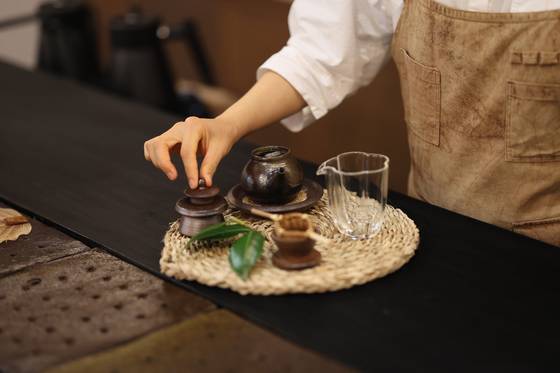 팽주가 제주 옹기에 차를 내리고 있다. [사진=회수다옥]