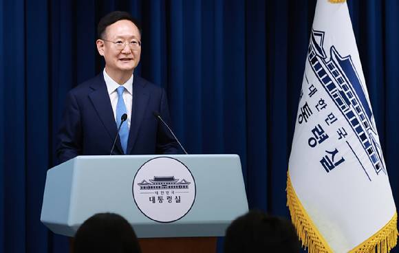 붕욱 대통령실 민정수석이 24일 서울 용산 대통령실 청사에서 강훈식 대통령비서실장 브리핑 뒤 취재진 질문에 답하고 있다. 2025.7.24 [사진=연합뉴스]