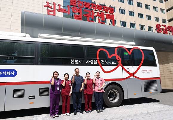 24일 포항세명기독병원 입원의학과 강승우 과장과 직원들이 헌혈 후, 기념사진을 찍고 있다. [사진=포항세명기독병원]