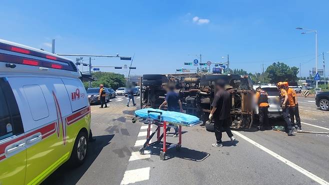 오늘(24일) 낮 제주시 봉개동 명도암교차로 인근 도로에서 발생한 교통사고 현장 (제주소방안전본부 제공)
