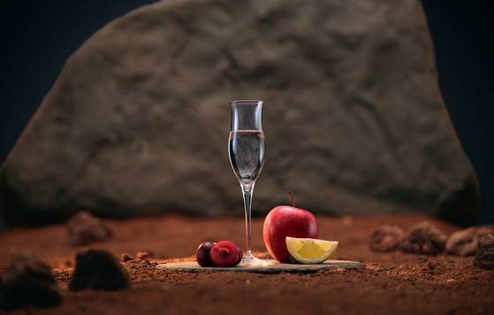 멕시코의 프리미엄 테킬라 브랜드 ‘클라세 아줄(Clase Azul)’이 섬세한 스모키향의 테킬라, ‘블랑코 아후마도’를 국내 출시했다. 사진 클라세 아줄