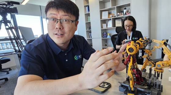 궈옌둥 AI2로보틱스 CEO가 베이징 사무실에서 자사 피지컬 AI의 미래에 관해 설명하고 있다. 한우덕 기자