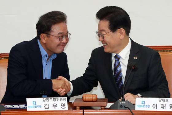 2023년 당시 이재명 더불어민주당 대표와 김우영 강원도당위원장. 뉴스1