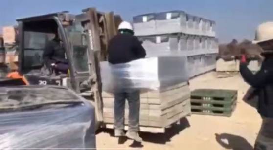 전남 나주 한 공장에서 이주노동자를 화물에 결박한 채 지게차로 들어 올리는 모습. 사진 전남이주노동자인권네트워크