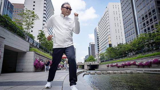 다시 건강 되찾은 마라토너 이봉주가 지난 6월10일 오후 서울 청계천에서 중앙일보와 인터뷰를 하고 있다. 장진영 기자