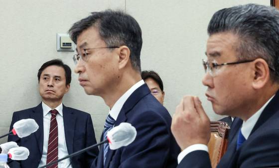 최재해 감사원장(가운데)과 유병호 감사원 사무총장(맨 오른쪽)이 2023년 10월 13일 감사원 국정감사장에서 의원들의 질의 내용을 듣고 있다. 조은석 감사위원(맨 왼쪽)은 이날 증인으로 신청되지 않아 자신에 대한 공세에 한마디도 공개 항변하지 못했다. 김성룡 기자