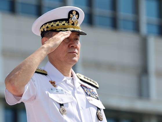 김명수 합동참모본부 의장이 10일 오전 서울 용산구 국방부 연병장에서 열린 일본 통합막료장 의장행사에서 경례를 하고 있다. 뉴스1