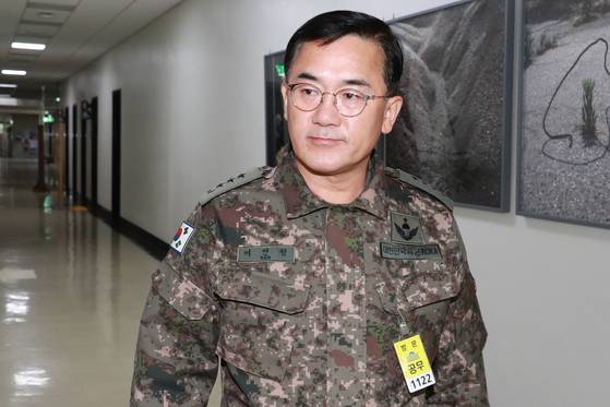 여인형 국군방첩사령관이 7일 오전 서울 여의도 국회에서 열린 정보위원회 전체회의에 출석하고 있다. 뉴스1