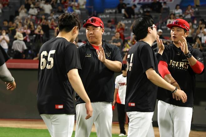 ▲ 승리한 선수단을 맞이하는 이범호 감독 [KIA 타이거즈]